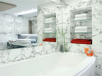 Deep Soaking Bathtub